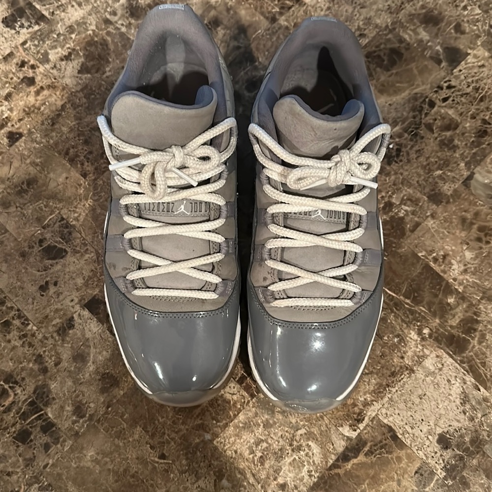 Pre-loved men Jordans size 9 1/2 gray